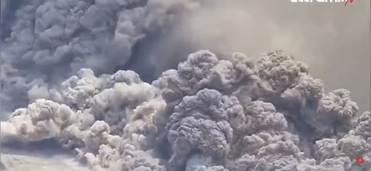 jalcantico's tweet photo. #MonteMerapi el@volcán más activo del mundo ha intensificado su actividad con flujos de lava vapor de agua y cenizas que han obligado a los habitantes cercanos al volcán evacuar a los que viven alrededor. https://t.co/WDsk2DZsh8