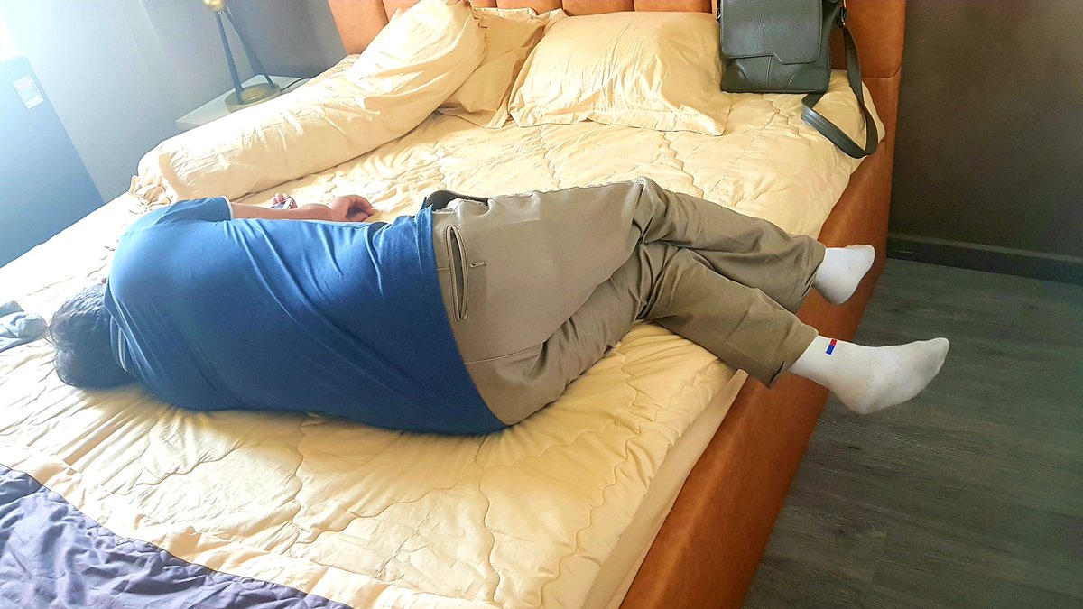 fmanlk's tweet photo. Đi công tác ở chung 1 khách sạn, rủ đi làm vài chai về thấy cảnh như thế này. Ae chỉ mình cách bẻ cong trai thẳng đi https://t.co/GYG4rK6ybg