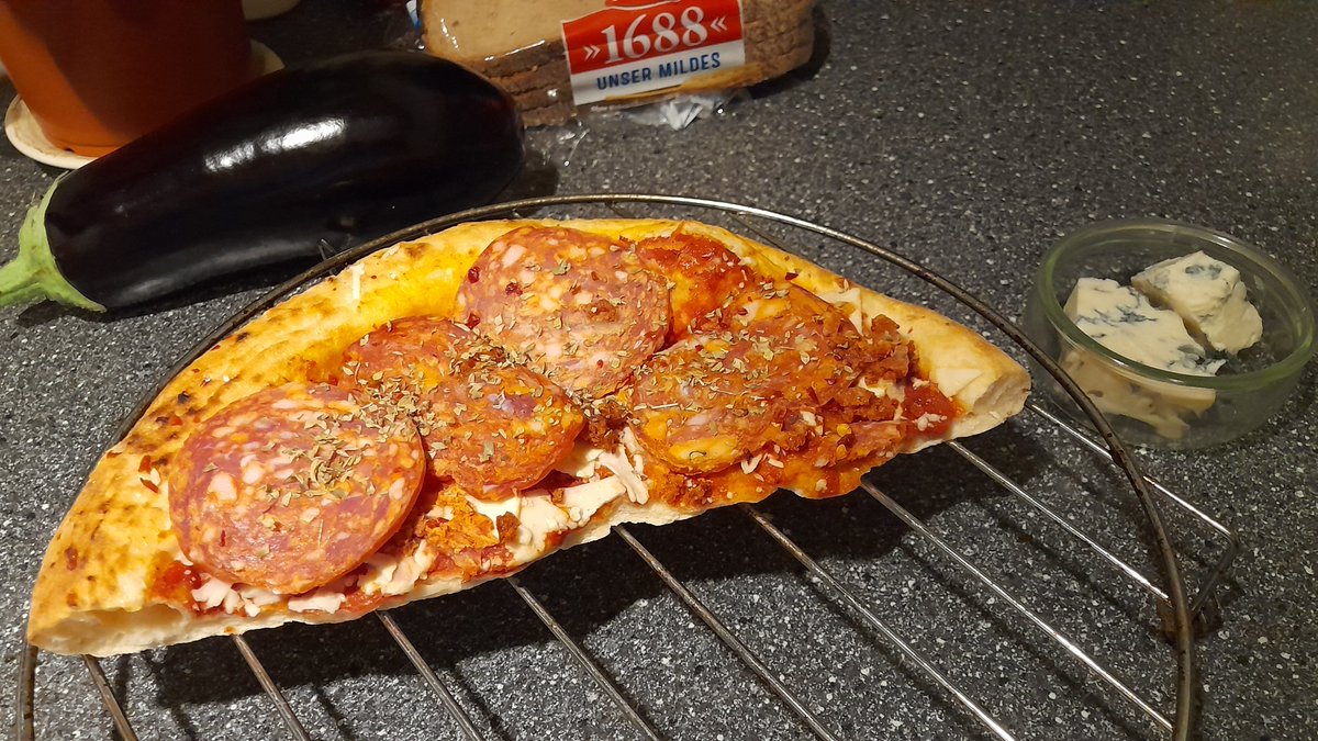 Een halve pizza stromboli, van zuurdesem-deeg en voorgebakken in de houtoven. Met pittige calabrese, ventricina salami en pepperoni gehaktkruimels. Gaat bovenin de oven.

Erbij een bakje gorgonzola piccante voor onderin de oven, om de korsten in te soppen!