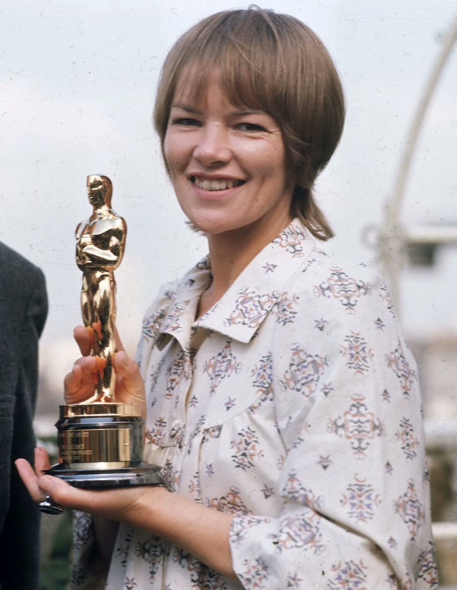 howtofixauboat's tweet image. Birkenhead girl.....four Oscar nominations and two wins, two Emmy awards and a Tony award. Then went from acting into politics.

Unbelievable. If she was from London, they&apos;d have statues of her.
