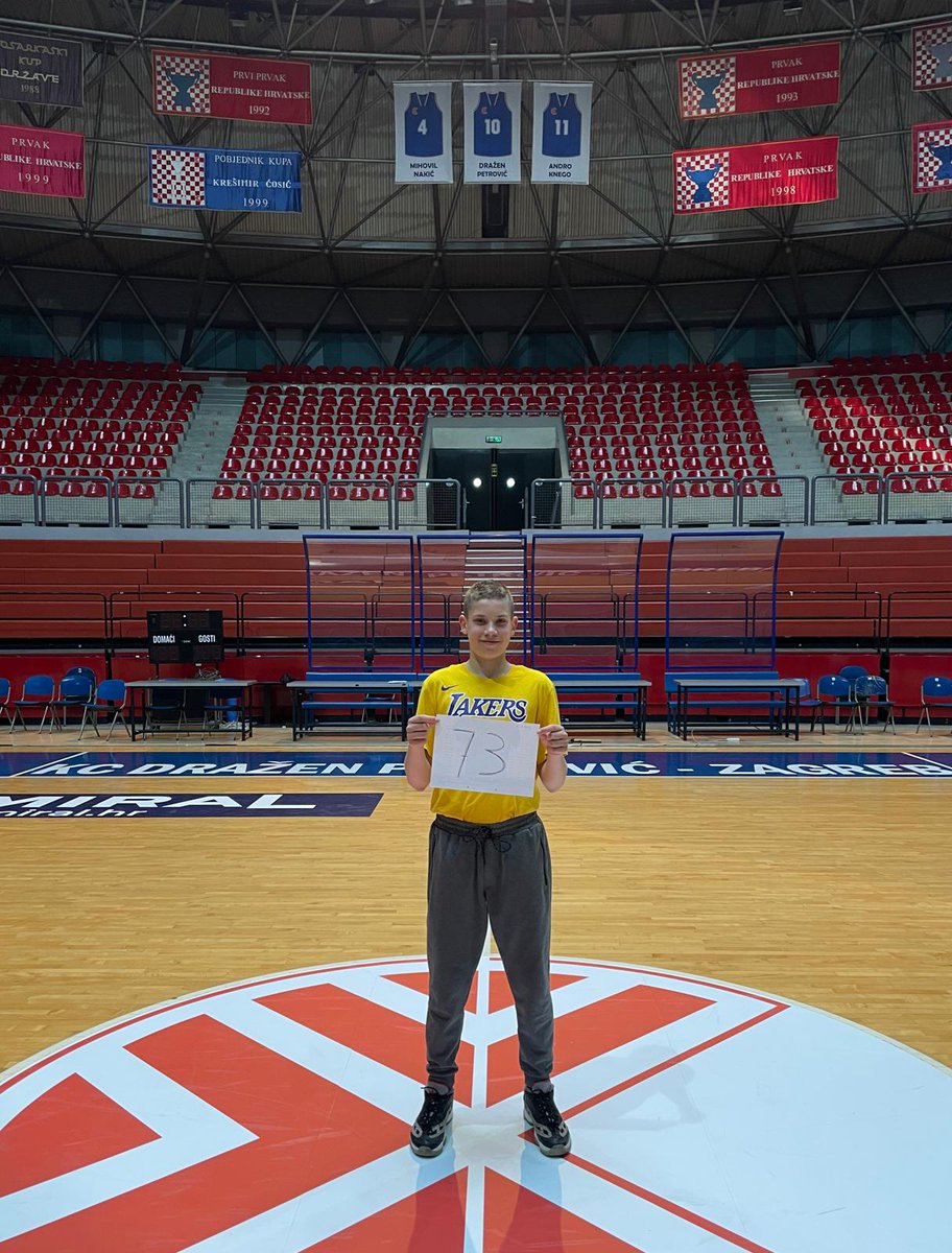 kknovizagreb's tweet photo. Za one koji su propustili što se danas dogodilo u Draženovom domu

🏀 73 poena
3️⃣ 10-15 
1️⃣2️⃣ godina 

Toni Garma. https://t.co/NFI3V8ir4j