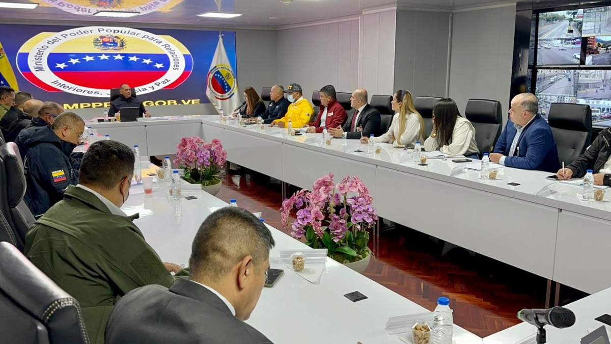 Leonard50846227's tweet photo. #ChávezComunicador

Evalúan operativo Revolución Judicial en centros penitenciarios
Revisaron los proyectos en servicios públicos y la instalación de las Oficinas de Servicio Penitenciario

@AnaPadi86161632
 @ElkevindelaCasa @Andinita2021 @KarinaIsabelMB @tuiteradura https://t.co/tFcCgkbVAa