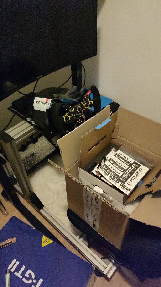 Adiós TGT2, hola Moza R9!!
Aún faltan los pedales que sigo indeciso y acabamos el setup definitivo al menos eso espero