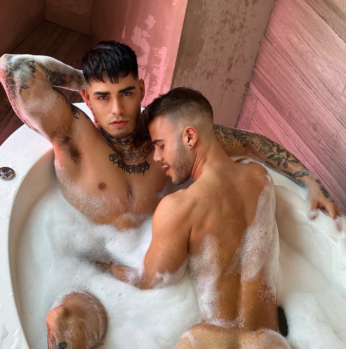 Dandome un buen baño de espuma con el chulazo de @shitisnickbolt ?? 
Quieres ver todas las fotitos que