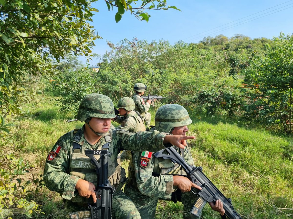Para los #Soldados del #EjércitoMexicano, es en las #OperacionesMilitares donde se ponen en práctica los conocimientos adquiridos durante el #Adiestramiento, actuando siempre con #Valor #Disciplina y #Honor.

#UnidosSomosLaGranFuerzaDeMéxico.