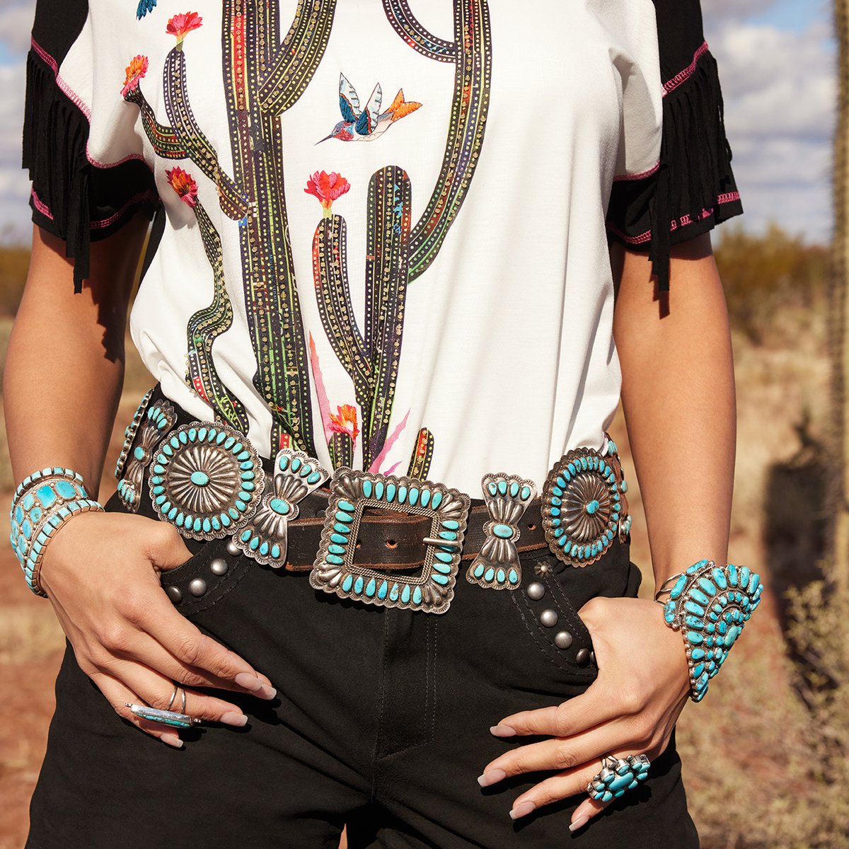 doubledranch_'s tweet photo. Graphic tee + a @DolanGeiman touch
.
.
.
πΈ : @mitchellfranz
#doubledranch #doubledaddiction #ddranchwear #ddr #experimentingwithcolor
#clustercuff #vintagebelt #noveltyprint #turquoiseobsession #conchobelt #senorita #cactus#cactuslover #VictorMosesBegay #vintage #DolanGeiman https://t.co/9LRTcFPj7U