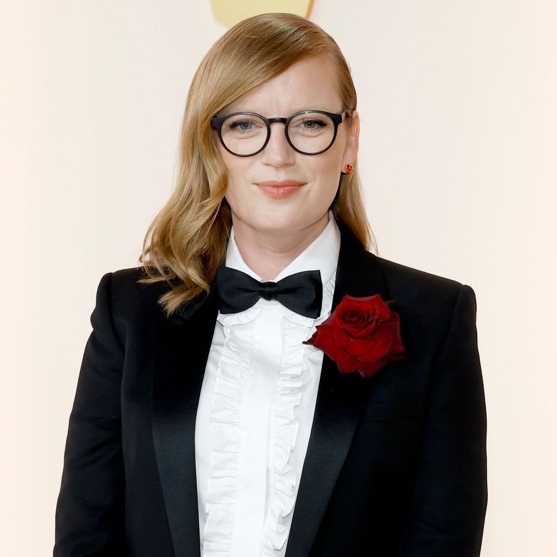 TIFF_NET's tweet photo. A rose for Canadian treasure, Sarah Polley. 🌹 #Oscars https://t.co/cqqtYv6f8c