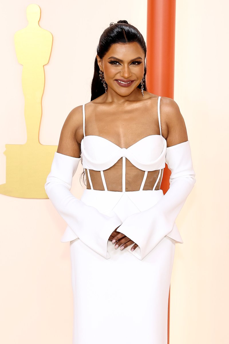 Mindy Kaling is radiant in white ahead of the 95th #Oscars ceremony thr.cm/Bu0RhP8