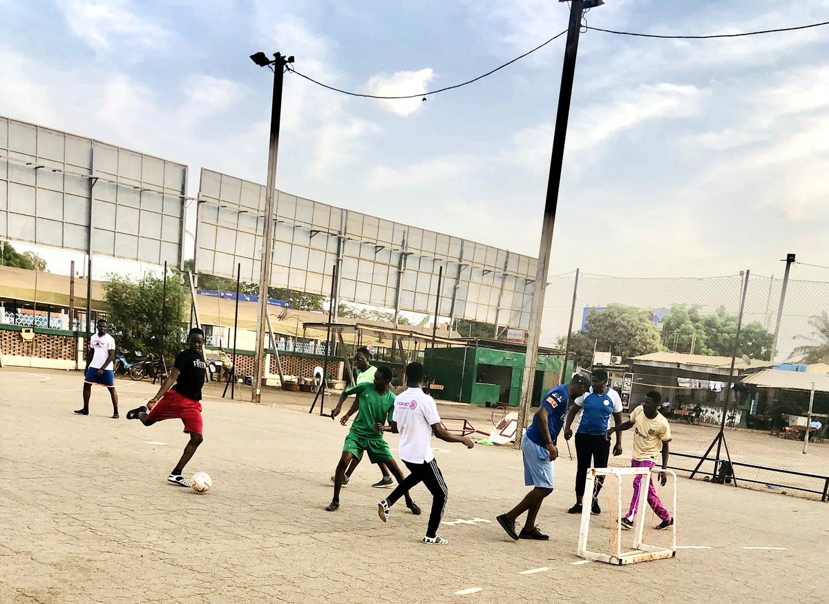 neya_berenger's tweet photo. À l'entame de la #Semaine_mondiale_du_Rotaract, un match opposant les rotaractiens aux rotaractiennes des clubs du BF s'est tenu aujourd'hui 12 Mars au plateau SONAR.
Un esprit sain dans un corps sain dit-on.
#RotaractBF #District9101 #leadership #communauté #ImagineTheRotary https://t.co/6t1sWJgr38