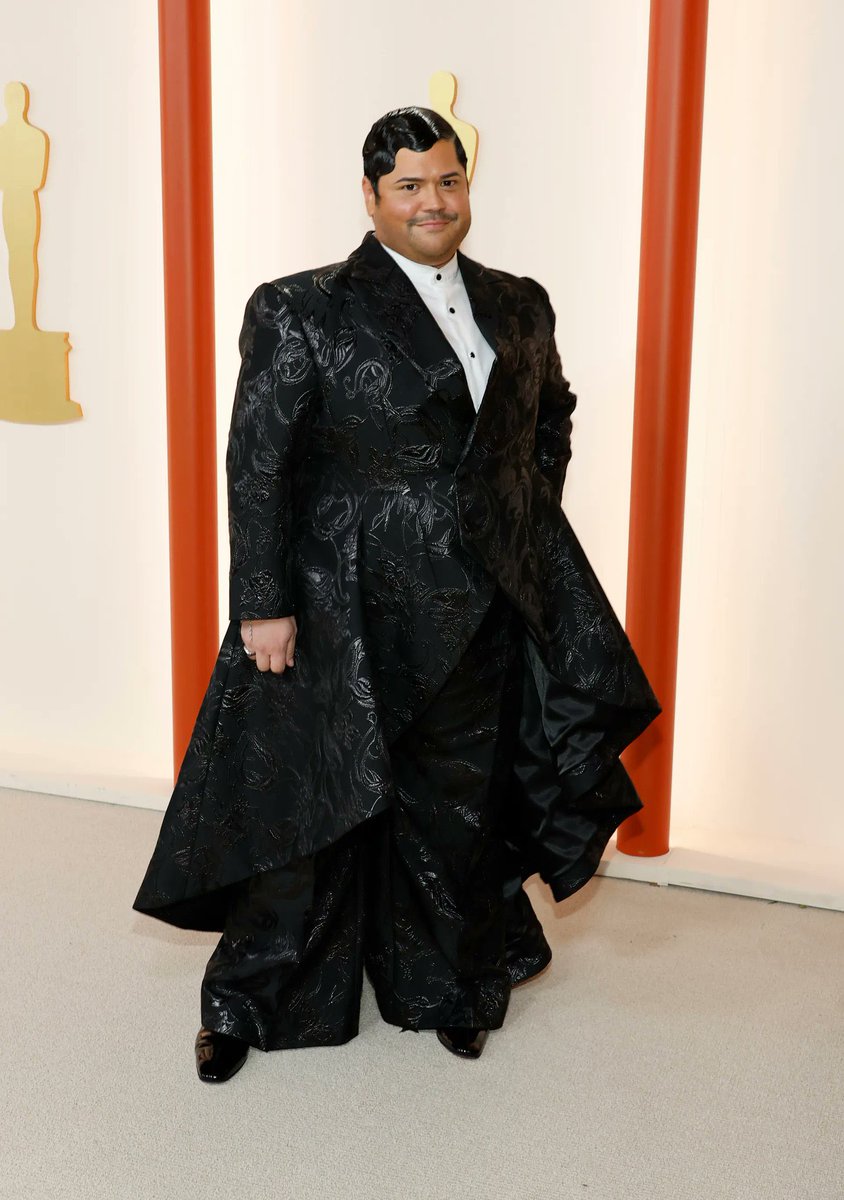 #HarveyGuillen in a tailored embellished #ChristianSiriano @CSiriano look that BRINGS the DRAMA 🤩❤️ at the #Oscars #Oscars95 #Oscar #Oscars2023 #redcarpet #champagnecarpet #fashion #style #TVStyleExpert