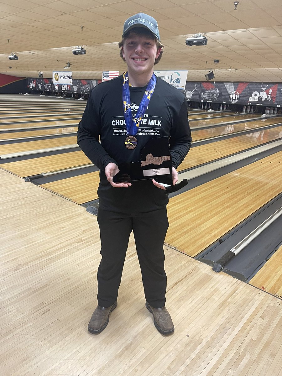 WhitmanBowling's tweet photo. MW Boys finish their season bowling their team high best single game (1074) in team high best series (3081) and 3rd Place in NYS! Austin King received the sportsmanship award and Ely Mangiarelli tied for 1st place high game for the tournament with a 268. 👏🏻 👏🏻 #PRIDEinthePaw 🎳 https://t.co/PX4qjhrLTo