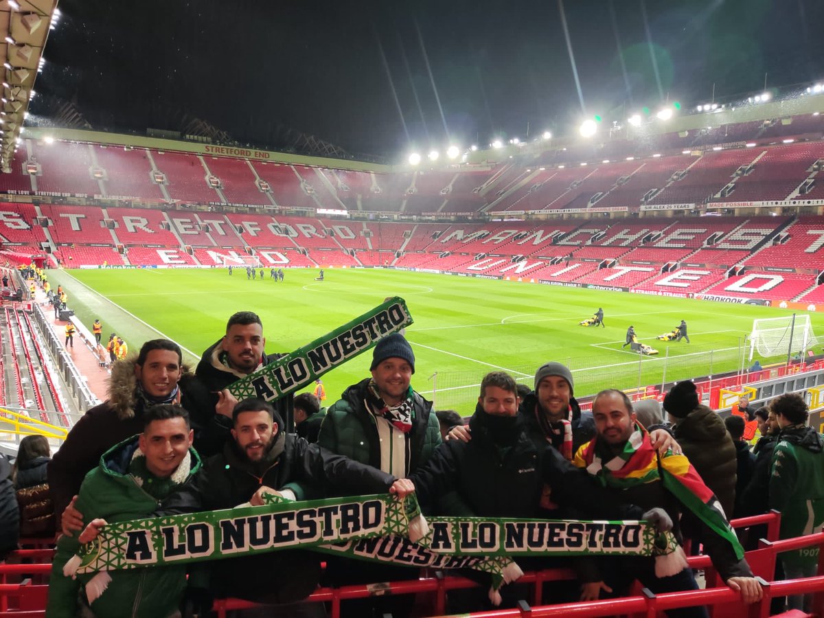 pbalonuestro's tweet photo. 📍 MÁNCHESTER 🏴󠁧󠁢󠁥󠁮󠁧󠁿🇬🇧

Sumamos otro viaje más de la peña acompañando al ⁦@RealBetis⁩ por Europa League🇪🇺

Espectacular ambiente de fútbol acorde al estadio y al equipo rival ⚽️

#ALONUESTRO
#BETISAWAY
#DONDEVAYASVOY https://t.co/zFOPOGvPZE