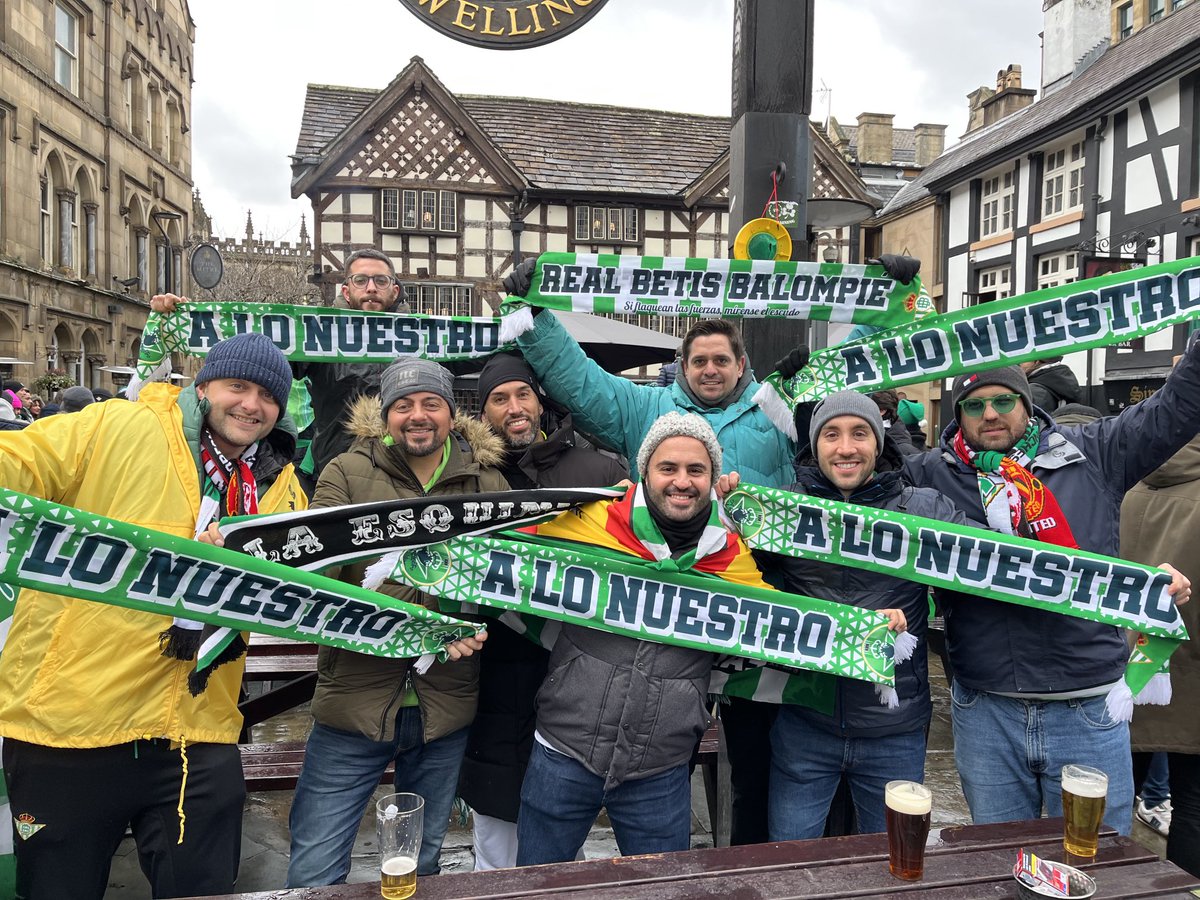 pbalonuestro's tweet photo. 📍 MÁNCHESTER 🏴󠁧󠁢󠁥󠁮󠁧󠁿🇬🇧

Sumamos otro viaje más de la peña acompañando al ⁦@RealBetis⁩ por Europa League🇪🇺

Espectacular ambiente de fútbol acorde al estadio y al equipo rival ⚽️

#ALONUESTRO
#BETISAWAY
#DONDEVAYASVOY https://t.co/zFOPOGvPZE