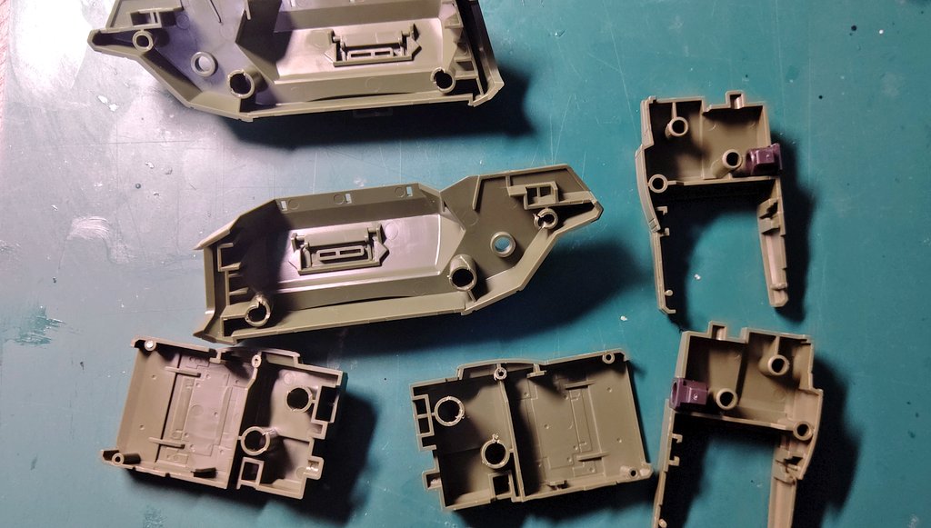 Hiro19820927's tweet image. おはようございます❗️
ストークキャリー、コックピットのパネル部分にホログラムシールを貼りました。また、機体接合部のダボ穴を拡げて後ハメしやすくしました。
進捗はボチボチですね～😁
#プラモデル　#境界戦機　#V33　#ストークキャリー