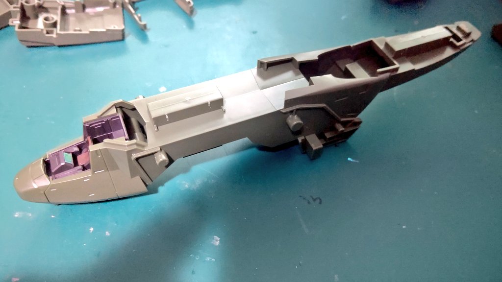 Hiro19820927's tweet image. おはようございます❗️
ストークキャリー、コックピットのパネル部分にホログラムシールを貼りました。また、機体接合部のダボ穴を拡げて後ハメしやすくしました。
進捗はボチボチですね～😁
#プラモデル　#境界戦機　#V33　#ストークキャリー