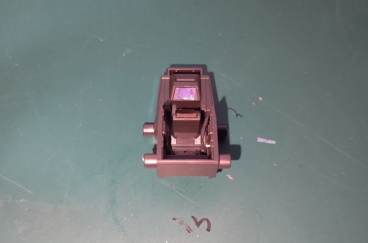 Hiro19820927's tweet image. おはようございます❗️
ストークキャリー、コックピットのパネル部分にホログラムシールを貼りました。また、機体接合部のダボ穴を拡げて後ハメしやすくしました。
進捗はボチボチですね～😁
#プラモデル　#境界戦機　#V33　#ストークキャリー