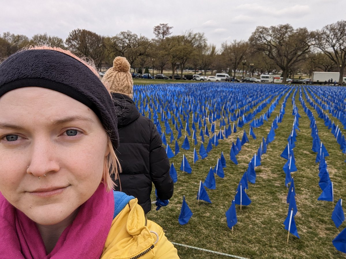 I spent the day with colorectal cancer awareness volunteers and @fightcrc installing 27,400 blue flags on the National Mall. They represent 27,400+ people UNDER AGE 50 projected to be diagnosed w/ CRC in 2030. Most adults should begin screening at age 45! gi.org/coloncancer