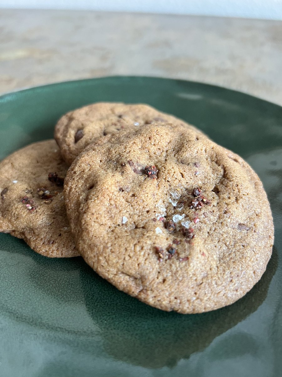 LaurenJMapp's tweet image. Brought mini versions of the cookies to a party yesterday, and people loved them. The soy sauce melds so well into the batter, along with bay leaf browned butter, pink peppercorn and flaky sea salt.

#baking #bakingtwitter #cookies #chocolatechipcookies #recipes #cookbook