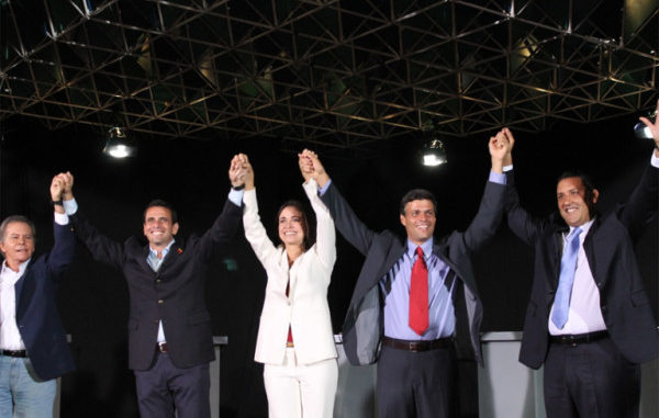 YANITFER's tweet photo. 👉🏾Tal día como hoy en la UCAB se realizaba uno de los "debates" de las primarias para seleccionar al q legitimaria a chávez en las elecciones del 2012.
Nada cambia, solo q ahora seleccionarán a quien legitimará al maduro. @Noelleal
#HayQueDespertar https://t.co/l5jmKfa4Pb