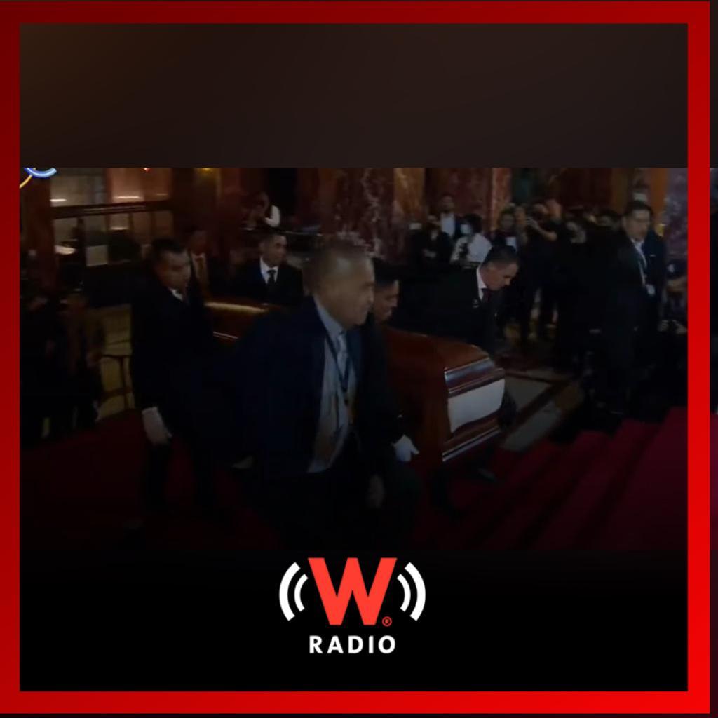 WRADIOMexico's tweet photo. Llega el cuerpo del fallecido primer actor, Ignacio López Tarso al vestíbulo del  Palacio de Bellas Artes #WRadio https://t.co/iod0mhSoUB