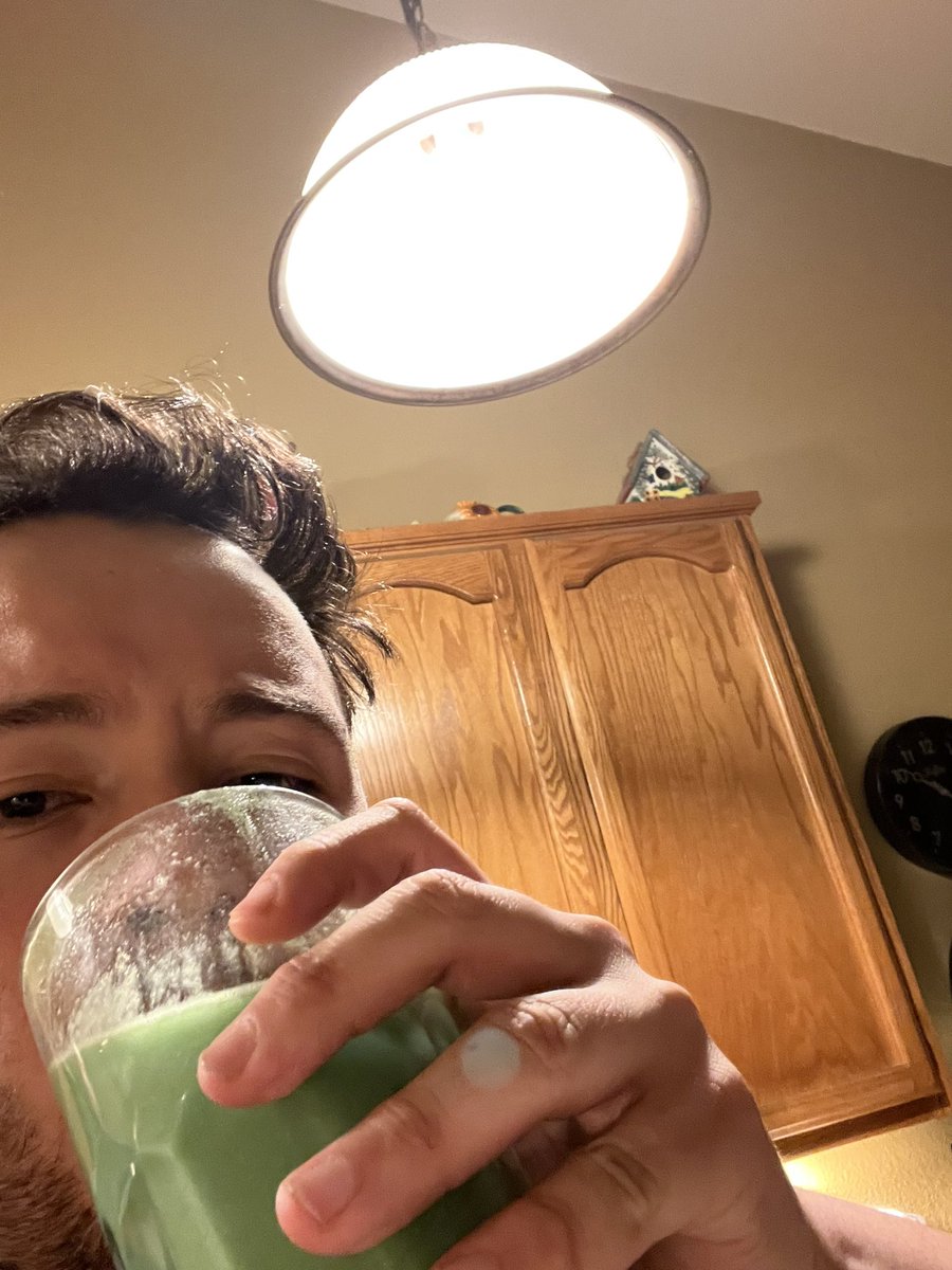 LilYeee's tweet photo. Mixing greens with @drinkjuvee what else should I mix with it https://t.co/FYns0kqW1Y