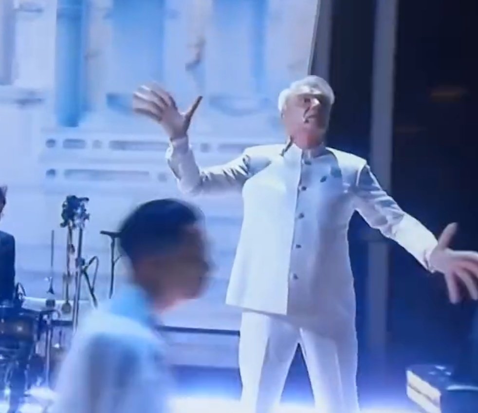#DavidByrne genial con sus dedos de salchicha de #EEAAO en los #Oscars2023 🌭😎