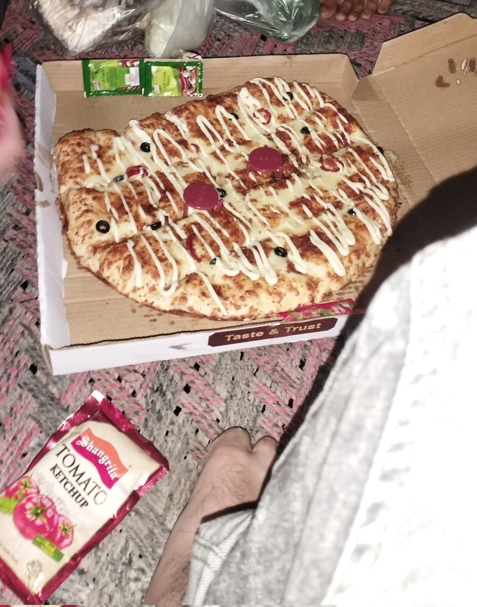 CallBakar's tweet photo. کل رات مینے pizza کھایا  اور سیلفی لینا بھول گیا پلیز میرا یقین کرو۔۔😊🙏
✌🙊🙈🙉😂😂😂😂
@CallBakar https://t.co/ojUQQeZBKS