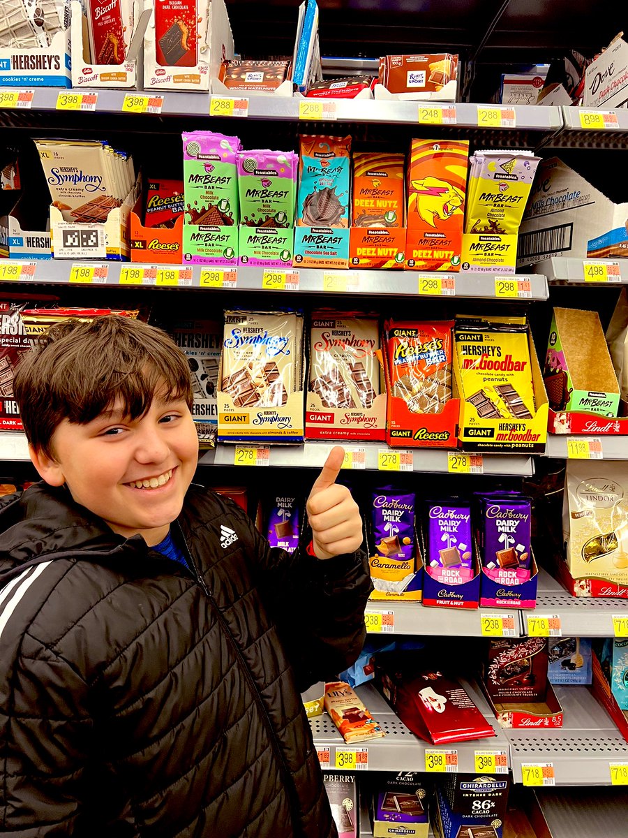 AmandaAuthors's tweet photo. Hey @MrBeast ! Logan—big fan from Illinois—cleaned up a Walmart display tonight. 👍🏻 https://t.co/X4QWKprYxE