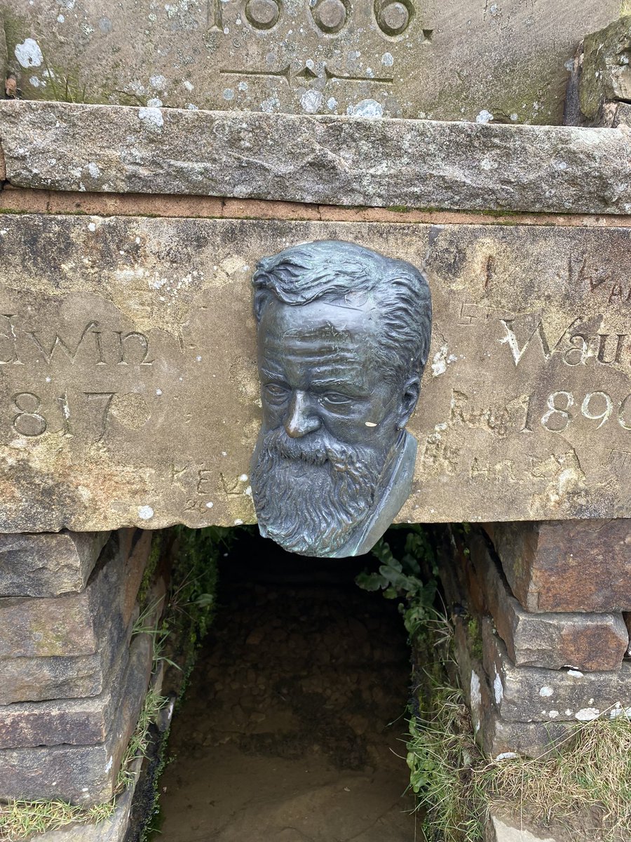 izzymact's tweet image. Molly malone statue was erected in 1988 

Edwin Waugh bust put in place in 1866

Why is one shiner than the other? Why oh why oh why oh why oh why?