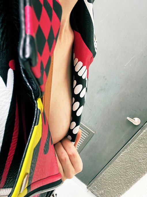 I&rsquo;m a fashion phase never know if I&rsquo;m in or fading away&hellip; https://t.co/vmXnlfJ2dA https://t.co/eWKeEN