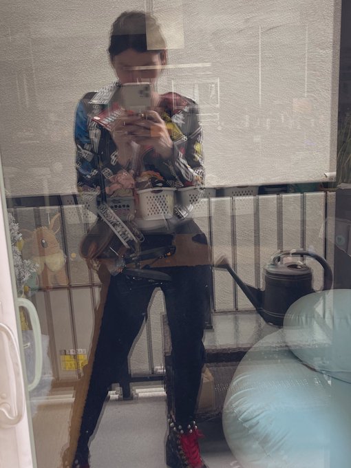 I&rsquo;m a fashion phase never know if I&rsquo;m in or fading away&hellip; https://t.co/vmXnlfJ2dA https://t.co/eWKeEN