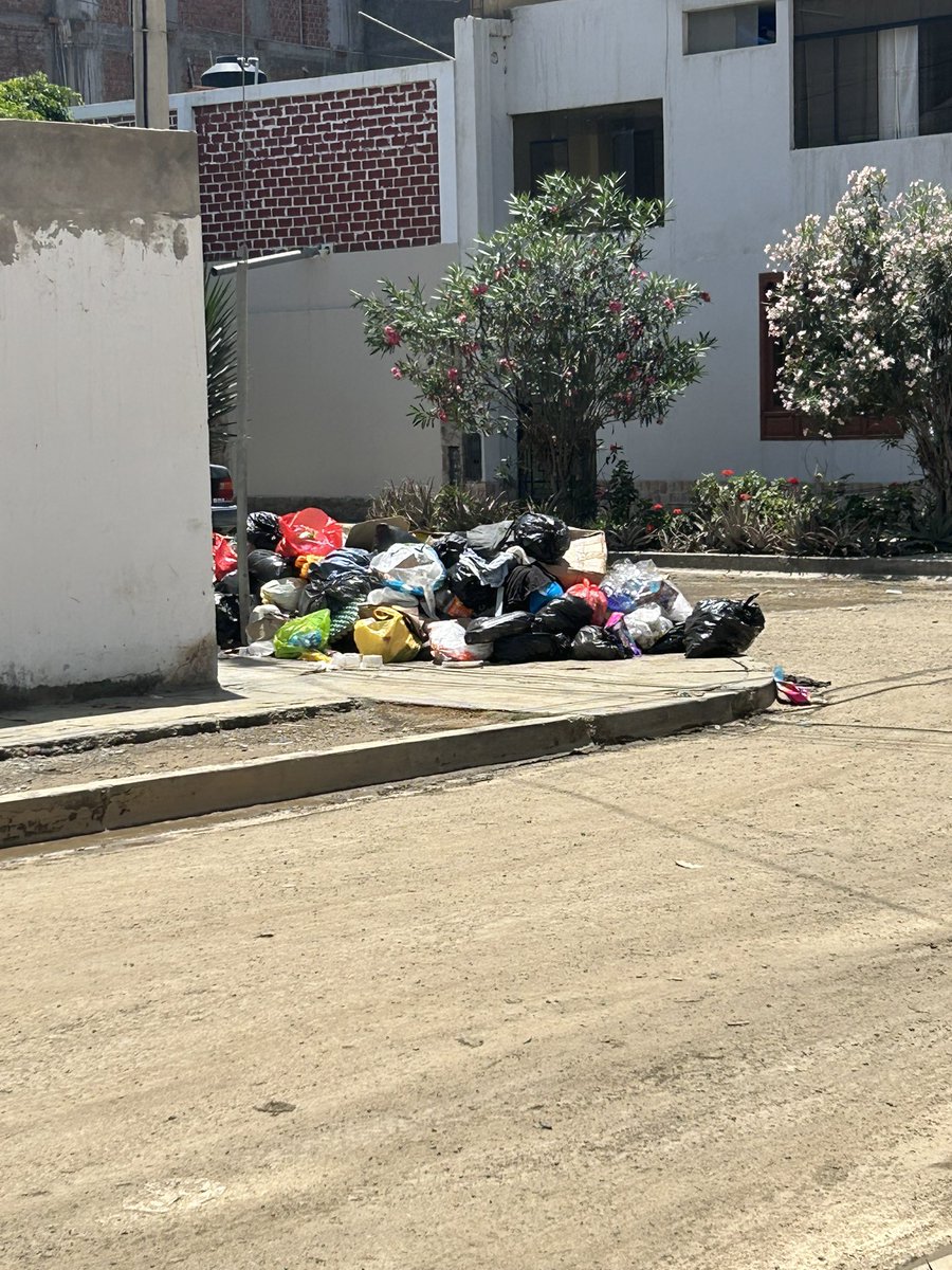claudurand's tweet photo. #Segat no recoge la basura más de 3 días 😡 y así todas las calles de #Trujillo . https://t.co/X9KAtPRfBJ