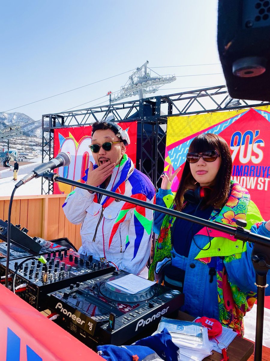 _C_A_R_P_'s tweet photo. 石打丸山『90s RETRO SNOW STYLE』DAY2は、キングの丘に王が帰還し、皆んなで喜び騒いで楽しんだ、、そんなDAY2でした!KOOさんのスキーゲレンデでの映え感ハンパなかった、、。ありがとうございました!
#djkoo
#ゆけむりdjs
#lilly
#djsarasa
#山下メロ
#石打丸山スキー場
#RETROSNOWSTYLE
#90s https://t.co/bYvbtokDIH