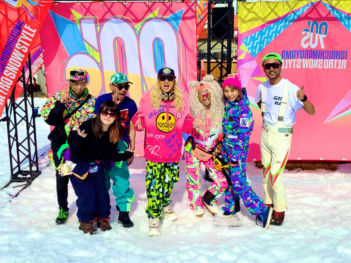 _C_A_R_P_'s tweet photo. 石打丸山『90s RETRO SNOW STYLE』DAY2は、キングの丘に王が帰還し、皆んなで喜び騒いで楽しんだ、、そんなDAY2でした!KOOさんのスキーゲレンデでの映え感ハンパなかった、、。ありがとうございました!
#djkoo
#ゆけむりdjs
#lilly
#djsarasa
#山下メロ
#石打丸山スキー場
#RETROSNOWSTYLE
#90s https://t.co/bYvbtokDIH