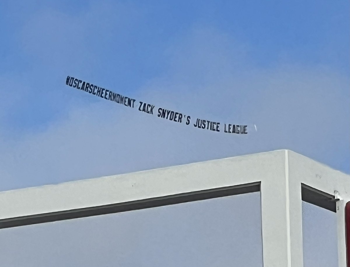 Plane flying over the #Oscars red carpet right now with a banner that reads: #OscarsCheerMoment Zack Snyder’s Justice League