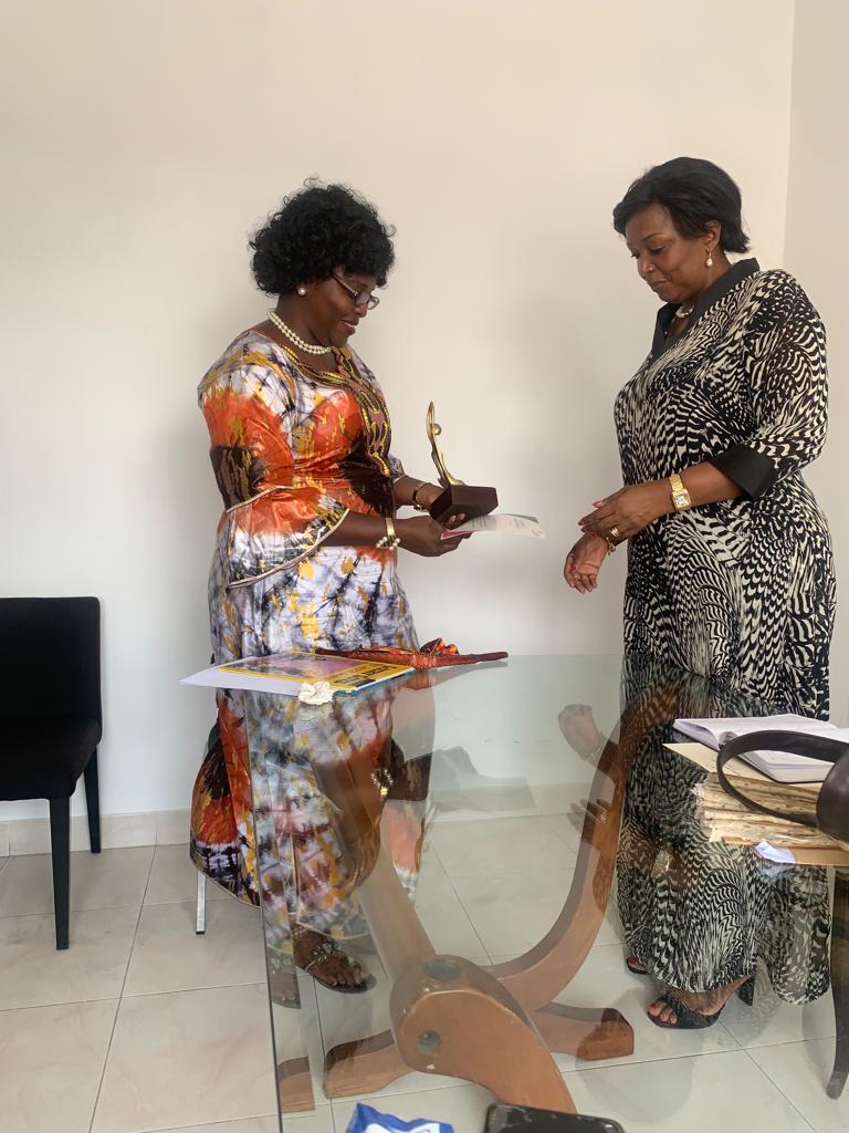RInatosha's tweet photo. Retour en image de la remise de diplôme d'honneur &amp; du prix 50femmes qui inspirent 2023 à
Madame Marie Josée Ifoku 🔥

Les femmes qui inspirent sont des exemples de détermination, de lutte et de réussite ✍🏻
@Pourelleinfo1.INFO https://t.co/78diIKIjIM