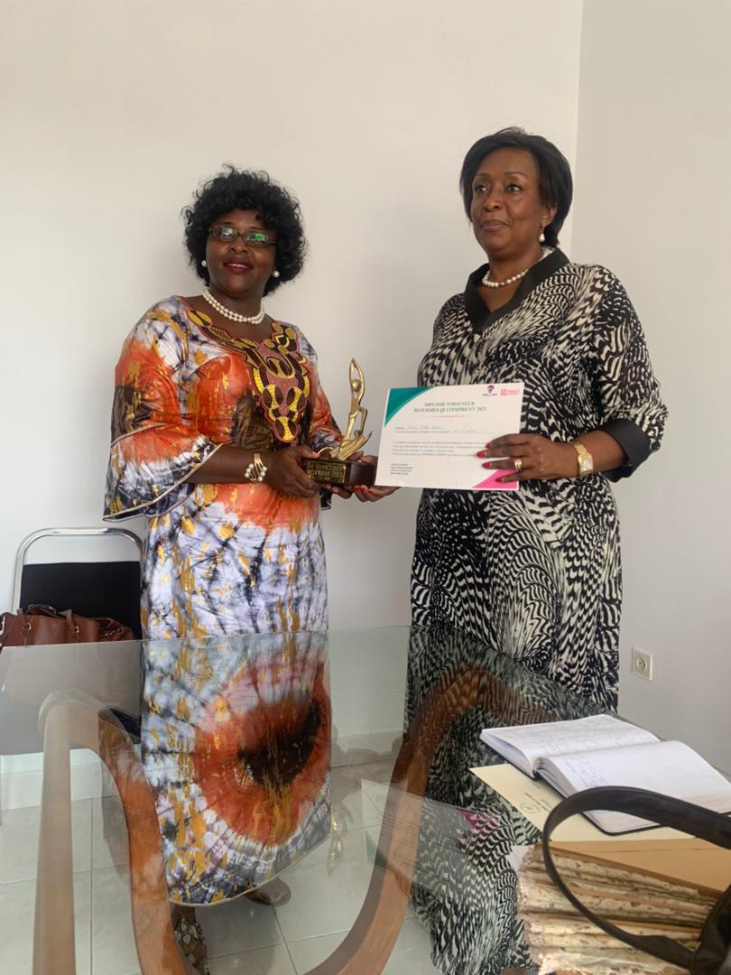 RInatosha's tweet photo. Retour en image de la remise de diplôme d'honneur &amp; du prix 50femmes qui inspirent 2023 à
Madame Marie Josée Ifoku 🔥

Les femmes qui inspirent sont des exemples de détermination, de lutte et de réussite ✍🏻
@Pourelleinfo1.INFO https://t.co/78diIKIjIM