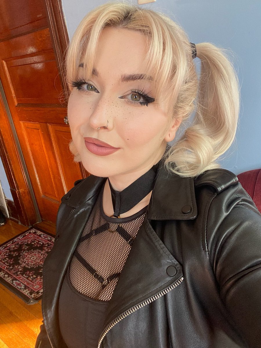 Isabella Bloom on Twitter "You rang?"