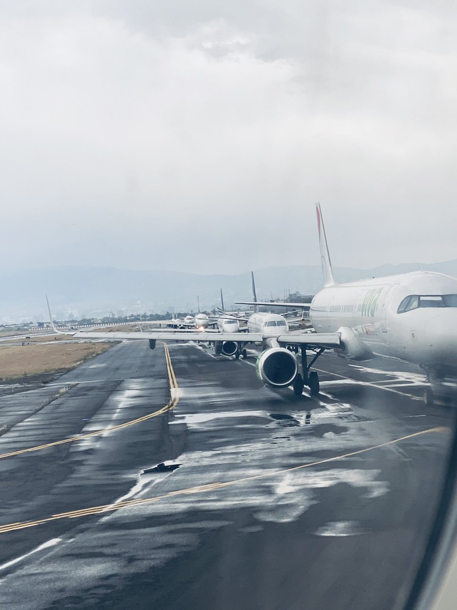 digitalmisa's tweet photo. Así las cosas en el Aeropuerto de la Ciudad de México, una llovizna y 1.5 hrs de retraso 

@AICM_mx https://t.co/wp1cpUeeji