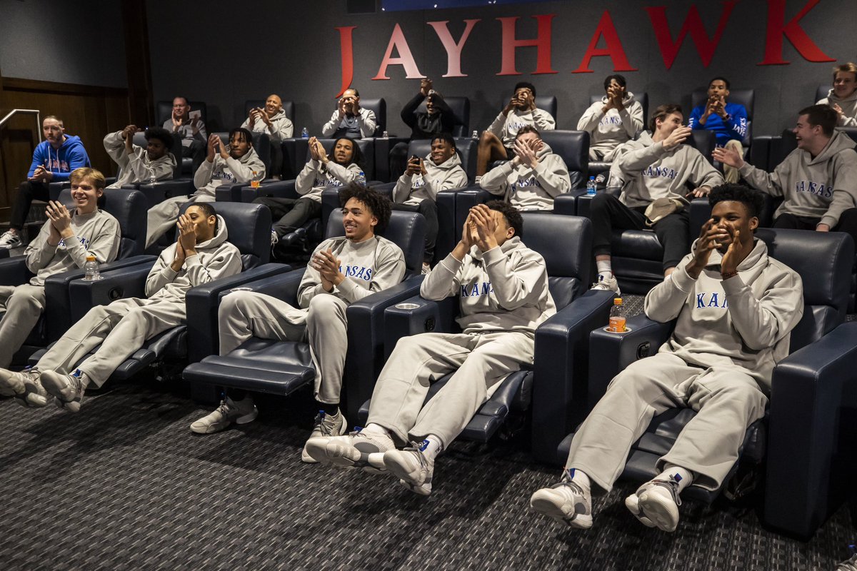 Kansas Men’s Basketball on Twitter "we’ll see you in Des Moines 👋"
