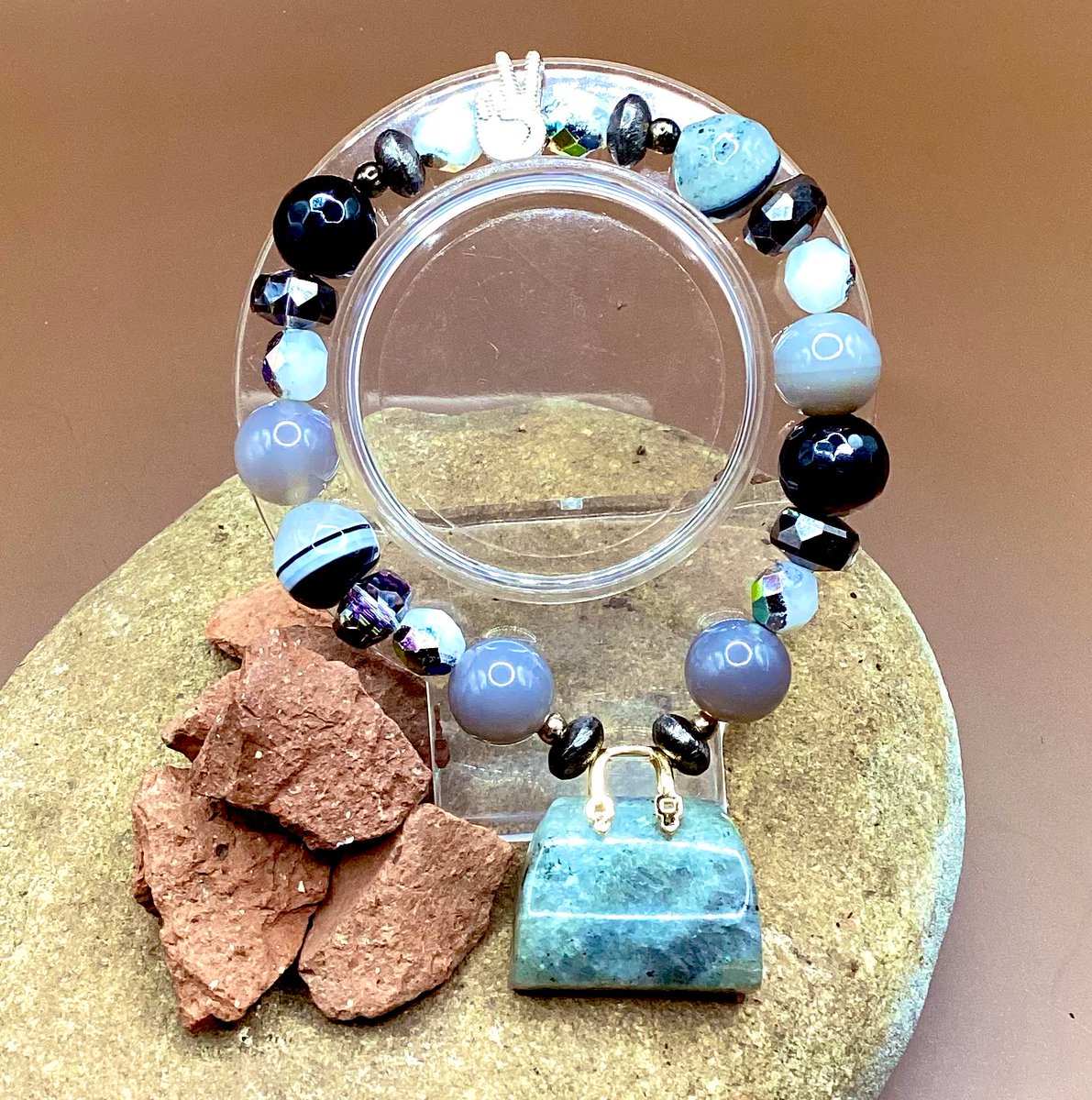 ImagineThis704's tweet photo. Moving to less of that…even when those other things show up…they are NOT m👁️ne to own. Although the self may want ownership … Not in these 👜👜. What does #IT need tho? 🤔🙏🏽🤔
Choose that 💫👁️🌧️🧘🏽☮️
#PursesonalPeace #PrettyPeacePairing  DM for #oneofakind #armcandy #onlevels https://t.co/XxlN04UawZ