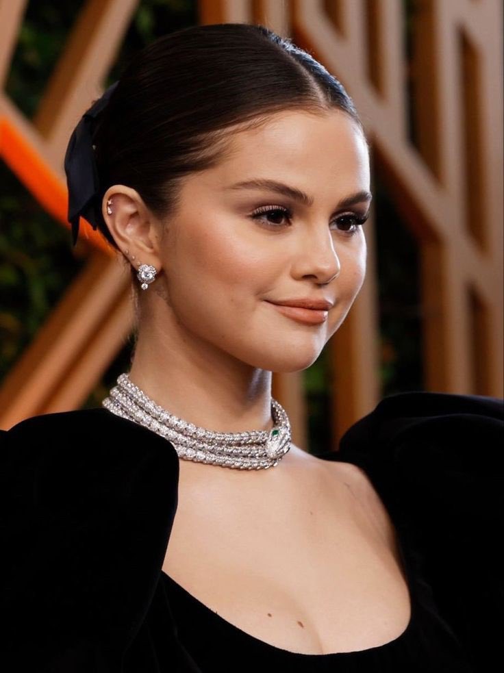 Selena Gomez Charts on X: Cara Delevingne at the #Oscars wearing