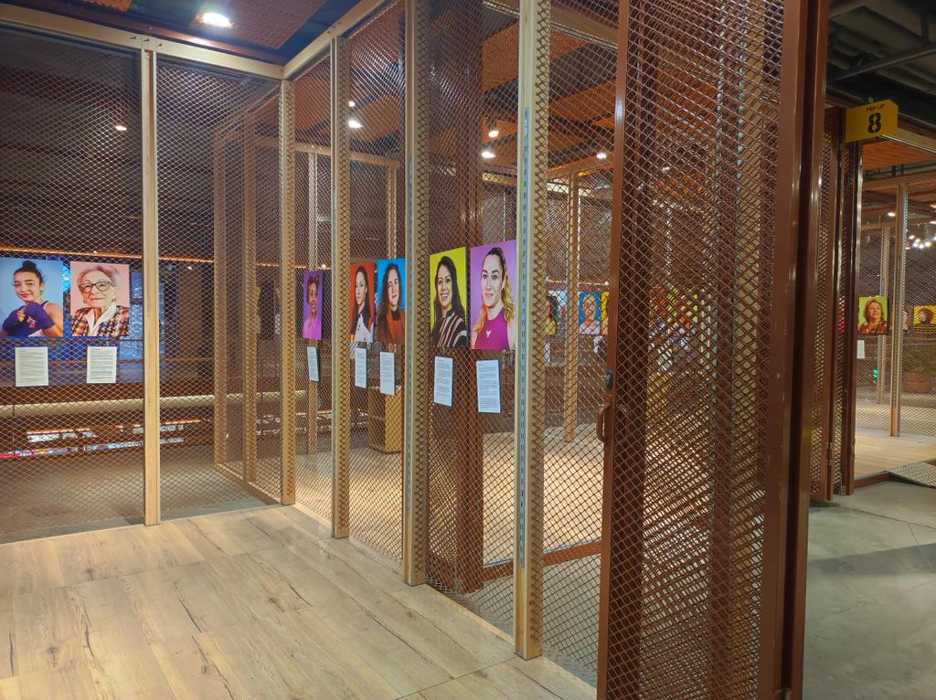 alexJota12's tweet photo. Preciosa la exposición 'Juntas hacemos historia' organizada por @AytoAlcorcon en X-Madrid. Un genial homenaje a mujeres tan geniales de Alcorcón como @roxanapopa97, @aliespinosa11, @carlagar_, @SoyNoeliaNavas y la inolvidable Marina, de @RugbyAlcorcon, entre otras. Una pasada. https://t.co/jXUVz5SMaN