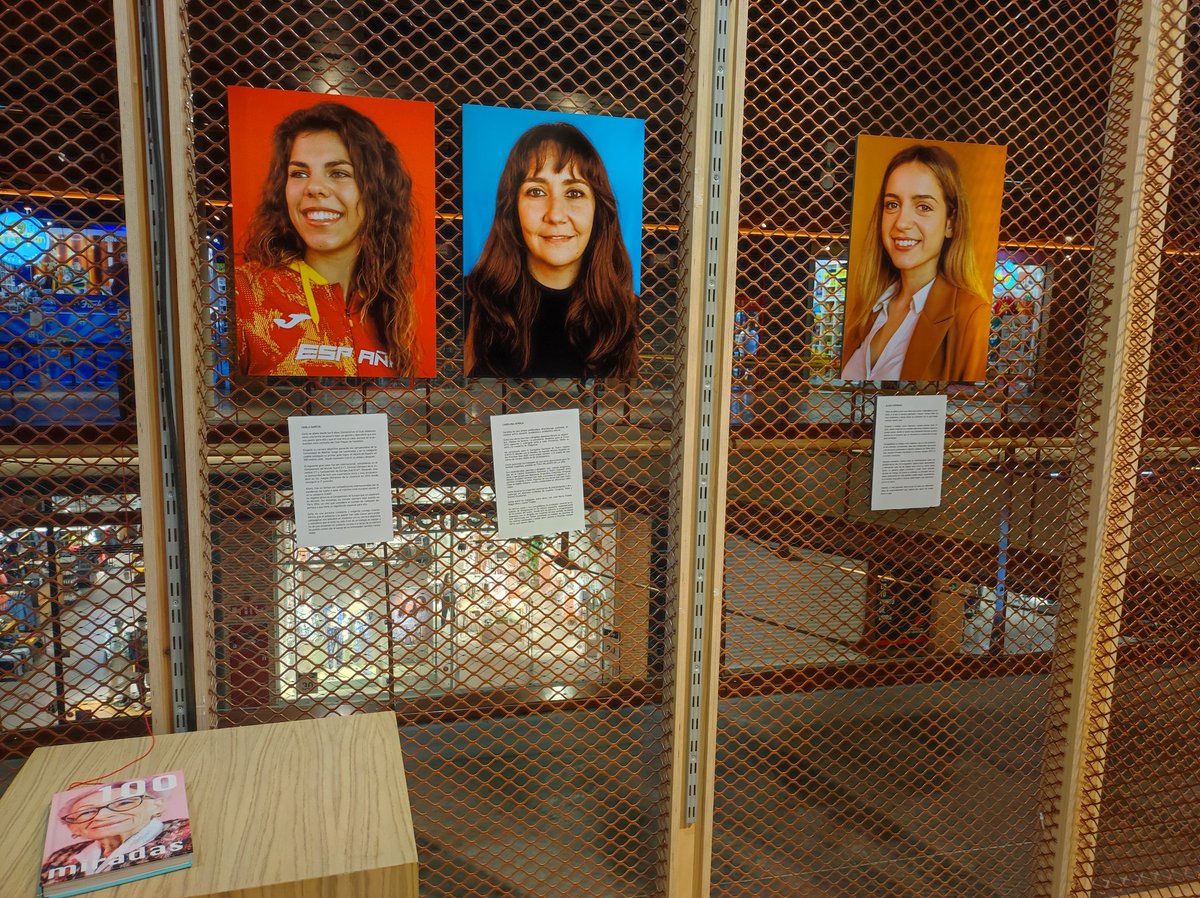 alexJota12's tweet photo. Preciosa la exposición 'Juntas hacemos historia' organizada por @AytoAlcorcon en X-Madrid. Un genial homenaje a mujeres tan geniales de Alcorcón como @roxanapopa97, @aliespinosa11, @carlagar_, @SoyNoeliaNavas y la inolvidable Marina, de @RugbyAlcorcon, entre otras. Una pasada. https://t.co/jXUVz5SMaN