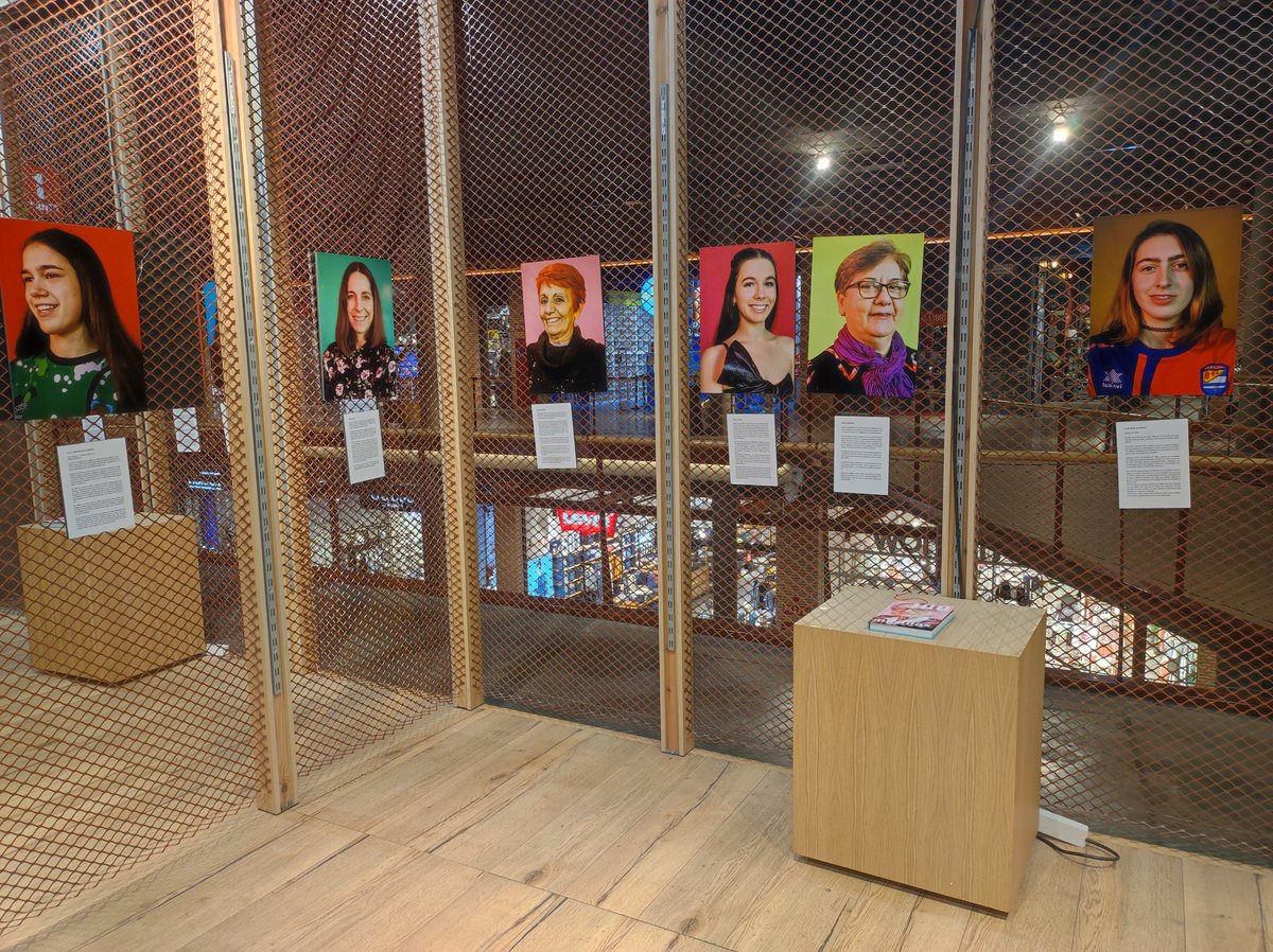 alexJota12's tweet photo. Preciosa la exposición 'Juntas hacemos historia' organizada por @AytoAlcorcon en X-Madrid. Un genial homenaje a mujeres tan geniales de Alcorcón como @roxanapopa97, @aliespinosa11, @carlagar_, @SoyNoeliaNavas y la inolvidable Marina, de @RugbyAlcorcon, entre otras. Una pasada. https://t.co/jXUVz5SMaN