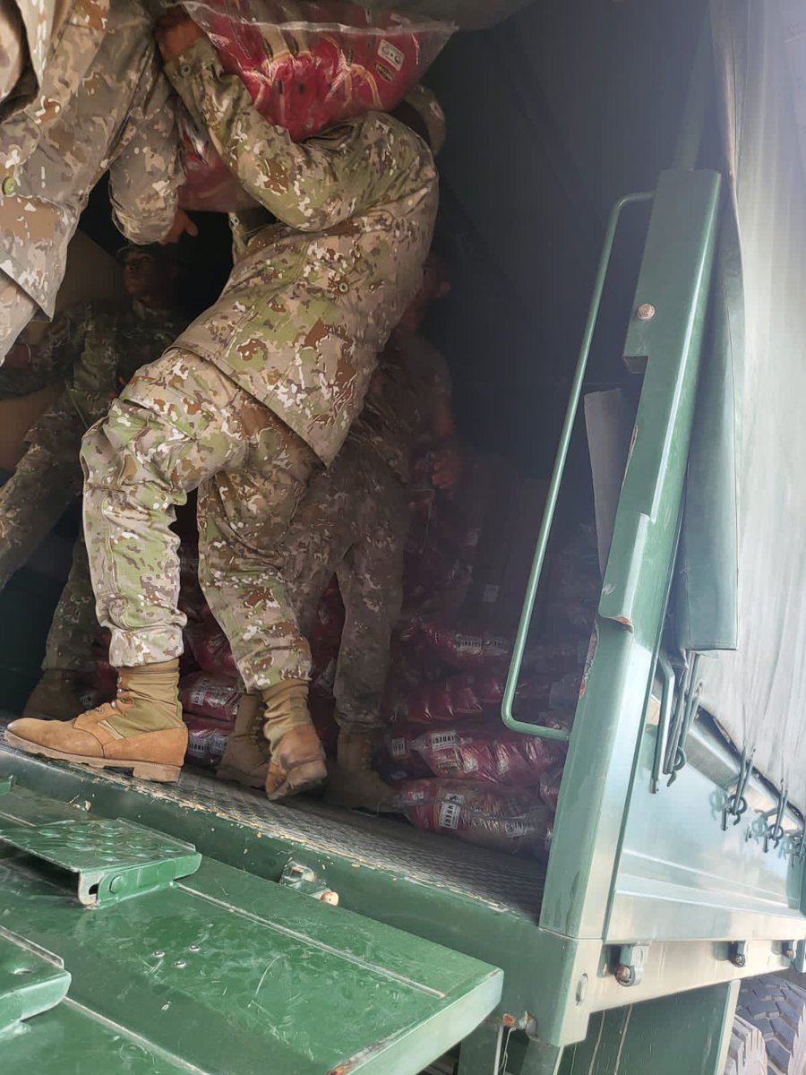 Taniaramirezga2's tweet photo. Una vez más nuestro glorioso Ejército del Perú trabajando mano a mano con la población y sus autoridades para atender la emergencia. Saludamos la rápida reacción del @MindefPeru en atender a los damnificados. La población y su @EjercitoPeru ¡siempre juntos! https://t.co/nuTqNpkrtZ