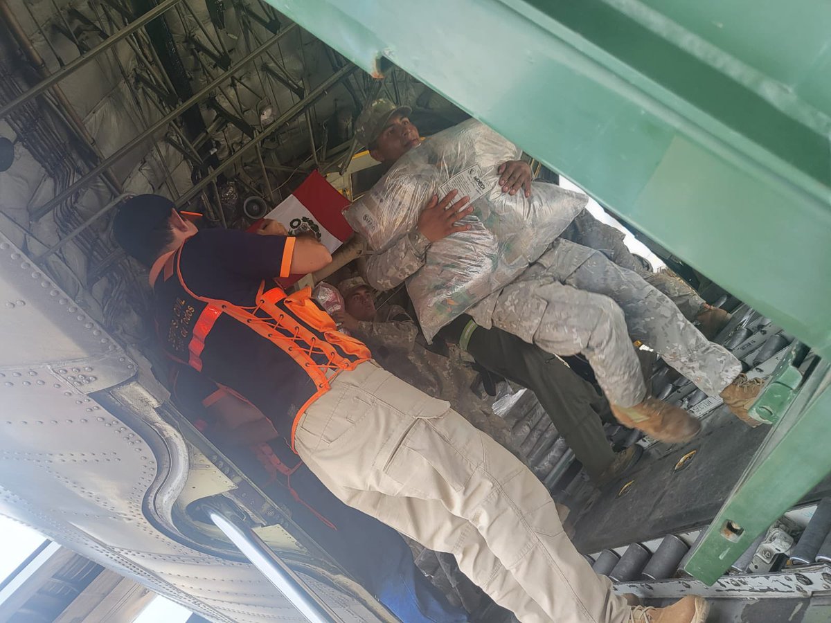 Taniaramirezga2's tweet photo. Una vez más nuestro glorioso Ejército del Perú trabajando mano a mano con la población y sus autoridades para atender la emergencia. Saludamos la rápida reacción del @MindefPeru en atender a los damnificados. La población y su @EjercitoPeru ¡siempre juntos! https://t.co/nuTqNpkrtZ