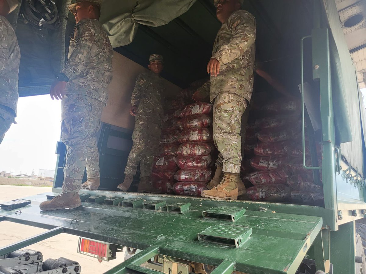Taniaramirezga2's tweet photo. Una vez más nuestro glorioso Ejército del Perú trabajando mano a mano con la población y sus autoridades para atender la emergencia. Saludamos la rápida reacción del @MindefPeru en atender a los damnificados. La población y su @EjercitoPeru ¡siempre juntos! https://t.co/nuTqNpkrtZ