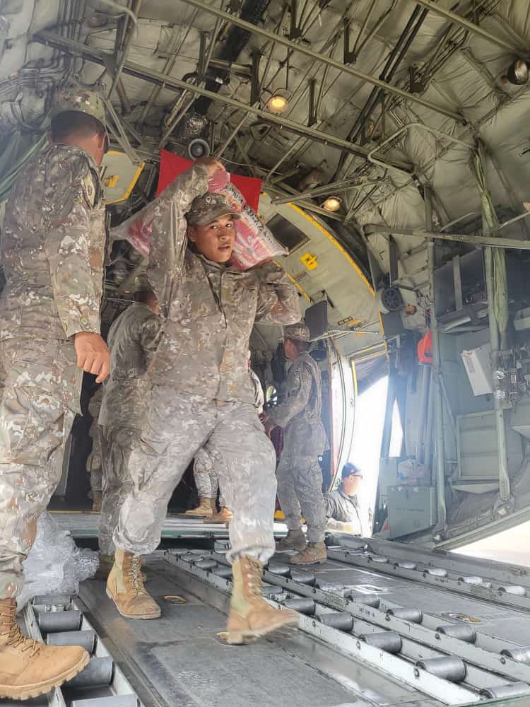 Taniaramirezga2's tweet photo. Una vez más nuestro glorioso Ejército del Perú trabajando mano a mano con la población y sus autoridades para atender la emergencia. Saludamos la rápida reacción del @MindefPeru en atender a los damnificados. La población y su @EjercitoPeru ¡siempre juntos! https://t.co/nuTqNpkrtZ