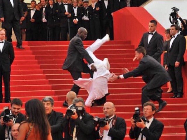 tweetsbybob_'s tweet image. Jason Derulo has just tripped over a used Ozempic needle and fallen down the stairs at the 2023 Oscars
